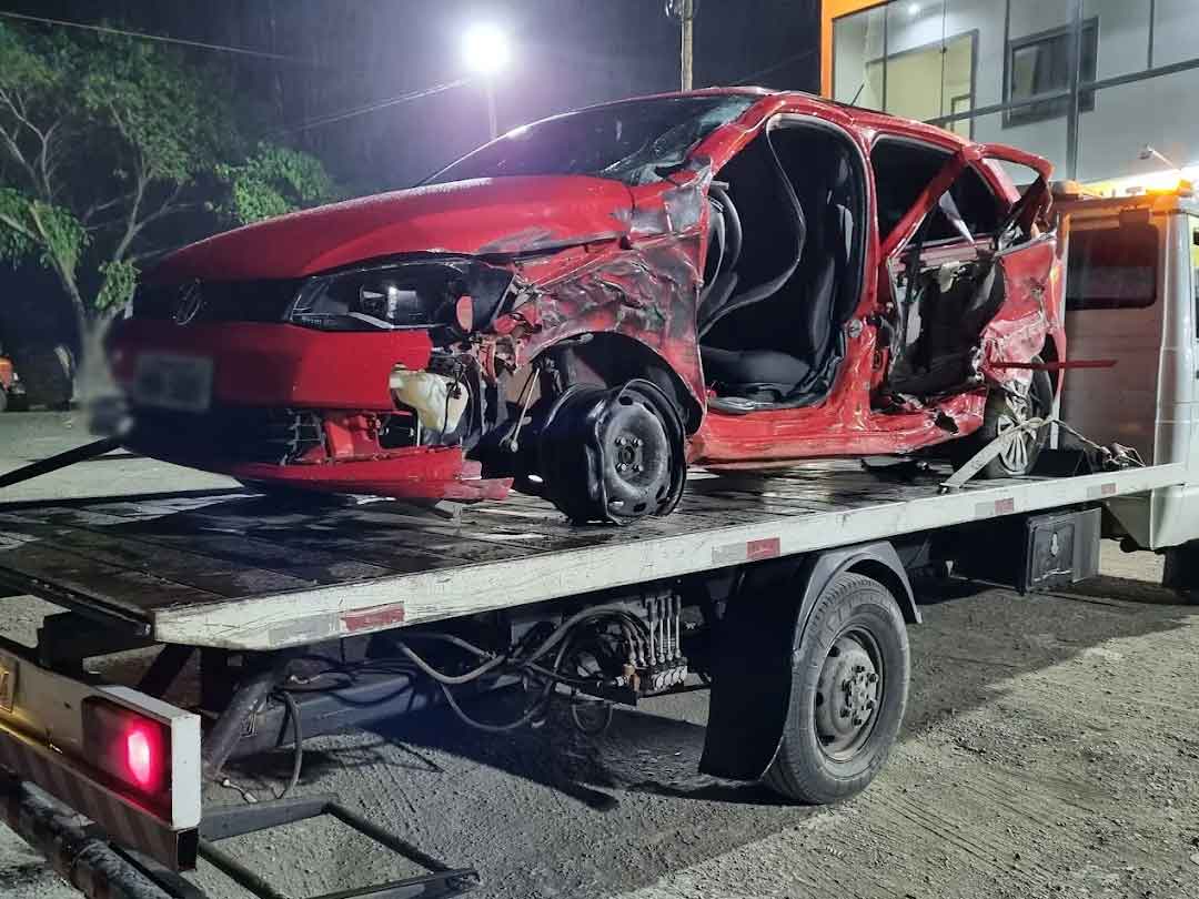 Carro completamente batido